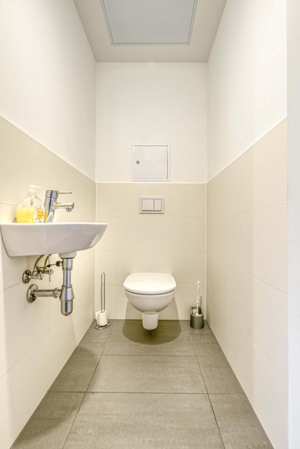 High Rise, Netflix, 2 Min To Main Station Apartment Wina Bagian luar foto