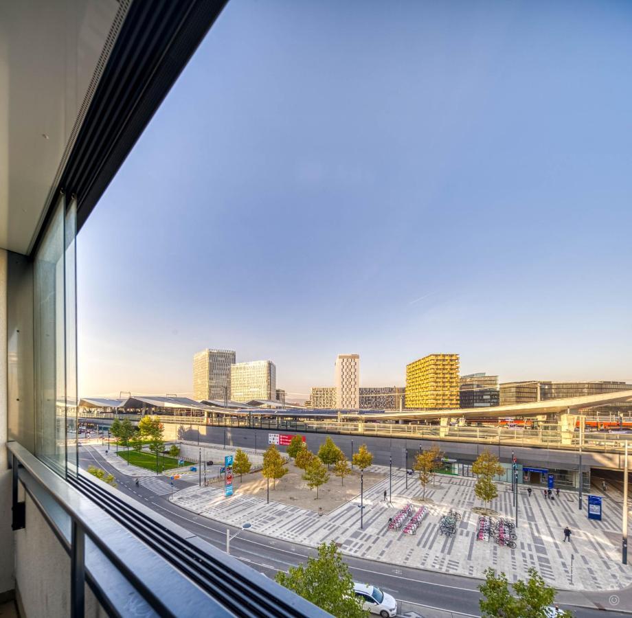 High Rise, Netflix, 2 Min To Main Station Apartment Wina Bagian luar foto
